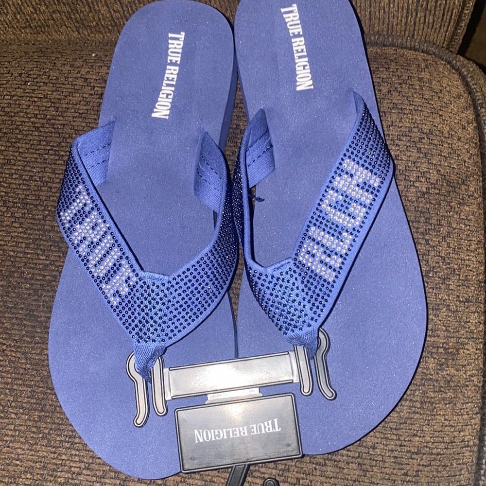 Free with 30$ Purchase! Just place in your bundle! 1 Free Item per bundle!